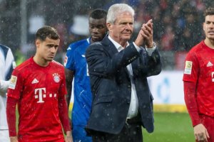 El magnate aplaudiendo a los aficionados.