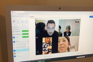 Pantalla del ordenador con algunos participantes de la familia Barrios en el juego del bingo.