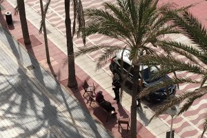 Patrulla de la Policía Nacional advierte a los ciudadanos en el paseo marítimo