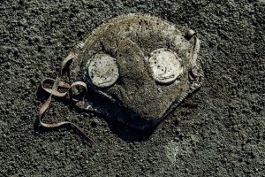 Mascarilla semi enterrada en la arena.