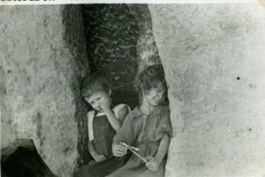 Niños afectados por el tracoma buscan la sombra en una cueva de La Chanca.