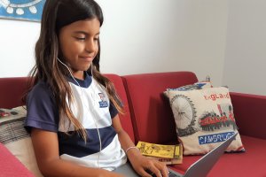 Alumna siguiendo una lección on line de su profesora.