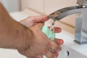 Una persona lavándose las manos en su vivienda