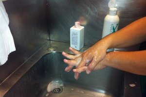 Lavarse las manos es la medida más efectiva.