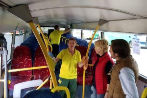 Eloísa Cabrera y Luis Miguel Carmona en una pasada visita a los autobuses