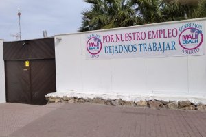 Cartel colocado por los trabajadores a la entrada del Maui, reclamando la reapertura del chiringuito.