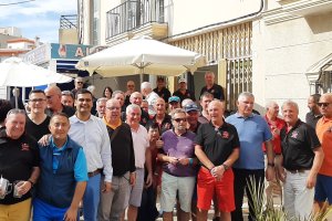 En el encuentro participaron muchos británicos, aunque finalmente se disputó por parejas.