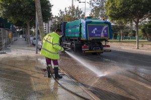 Trabajador del servicio de limpieza baldeando la ciudad