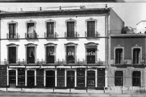 Fachada principal del edificio de la Puerta de Purchena donde estuvo ubicada la prestigiosa confitería de la familia Frías.