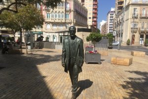 El céleberrimo alhameño don Nicolás Salmerón, que preside la Puerta Purchena, solitario estos días de confinamiento por la pandemia del Covid-19.