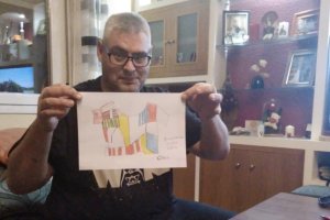 Carlos se entretiene en casa pintando la camiseta de la Liga Genuine Santander.