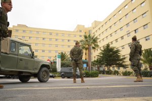 Legionarios, en la puerta de acceso al Hospital de Torrecárdenas.