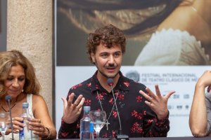 Bezerra, reconocido con los Premios Cerinos, en la rueda de prensa del Festival de Mérida, junto a Lolita. [Festival de Mérida].