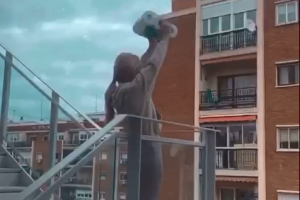 La joven Lourdes Buendía muestra su papel higiénico al resto de vecinos.