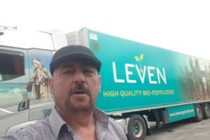 José Francisco Díaz, junto a su camión, este miércoles.