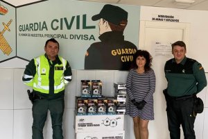 La gerente, María José Álvarez, hace entrega del donativo.