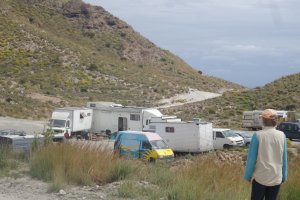 Vehículos en el aparcamiento de la Cala San Pedro, este martes.