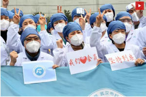 Empleados de un hospital de Wuhan.