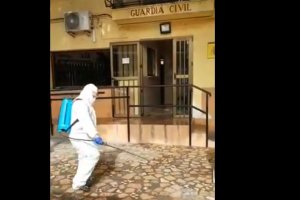 Agente de la Guardia Civil desinfectando el cuartel de Roquetas.