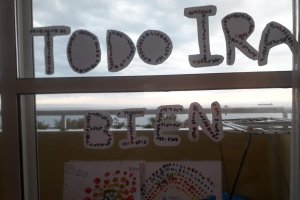 Las ventanas de muchos hogares, como el de Lola, lucen así.