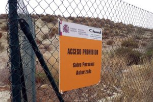 Señal del Ciemat, en la valla que delimita los terrenos contaminados.