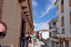 Una vecina de Huétor Tajar organiza representaciones teatrales para sus vecinos desde los balcones.
