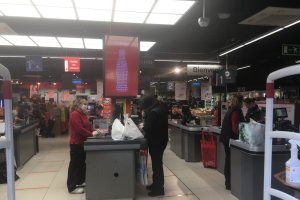 El carrefour del Paseo de Almería, ayer, donde parece que las colas han amainado y se han extremado aún más las medidas de protección.