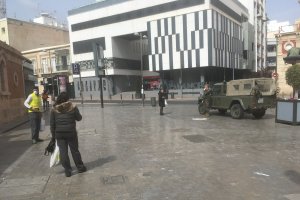 Militares controlando el tránsito en la puerta trasera del Mercado Central, en la Rambla Obispo Orberá.