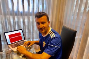 Carlos Hinojo teletrabajando estos días.