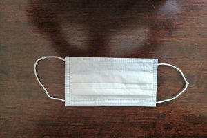 Mascarilla de papel entregada este sábado a un enfermero del Hospital de la Cruz Roja.