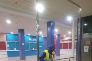 Personal desinfectando las instalaciones de la Estación Marítima.