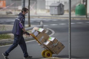 Un trabajador realizando sus labores durante el sexto día de estado de alarma.