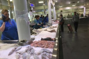 Un puesto de pescadería del Mercado Central, al que llega pescado fresco muy demandado desde primera hora de cada mañana.