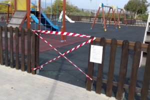 Un parque infantil precintado en Almería.