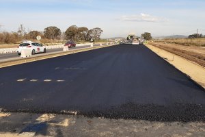 Las obras se encuentran en el inicio de la extensión de la capa de rodadura en la calzada derecha de la vía.