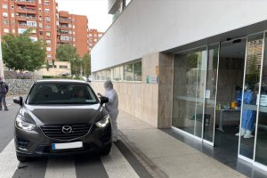 Un conductor se realiza la prueba de coronavirus desde su propio vehículo.