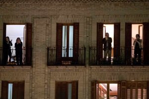 Cada día, miles de españoles salen a los balcones para rendir homenaje a los sanitarios.