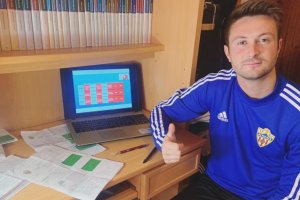 Fran Pérez trabajando desde casa con el Alevín A.