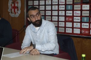 Mohamed El Assy en la sala de prensa del Estadio.