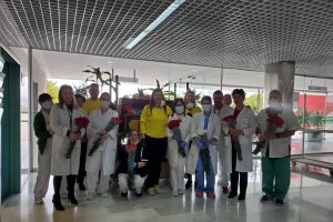 El personal de JR Flores y Plantas, repartiendo flores al personal de El Toyo.