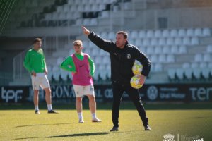 Salmerón dando instrucciones en un entrenamiento.