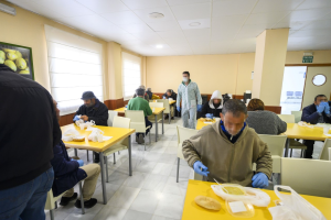 Comedor en marcha tras la adaptación del albergue