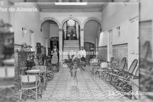 El ‘hall’ del hotel ‘La Perla’, con las mecedoras donde los huéspedes se sentaban a descansar y a leer la prensa.