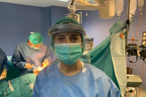 Una de las primeras viseras hechas con impresión 3D entregadas en Torrecárdenas.