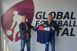 En la presentación oficial portando su nueva camiseta.