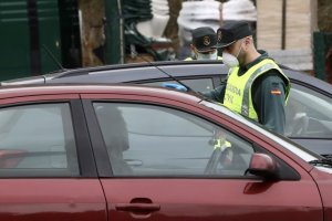 Un guardia civil con mascarilla en un control, en una imagen de archivo.