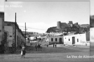 Parte sur de la vieja Rambla de Maromeros (hoy Avenida del Mar), en la zona de cruce con la carretera que iba a Aguadulce.