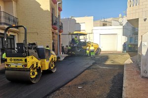 Obras en una de la calles del municipio de Tabernas.