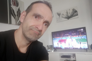 Cosme Prenafeta no deja de ver deporte y seguir aprendiendo.