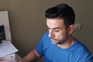José González mantiene contacto diario con la plantilla.